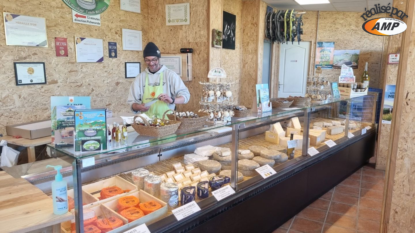 Une vitrine de fromagerie