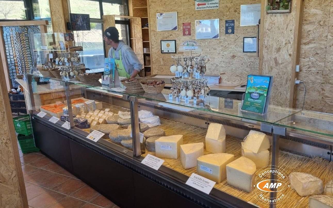 Une vitrine réfrigérée de fromagerie