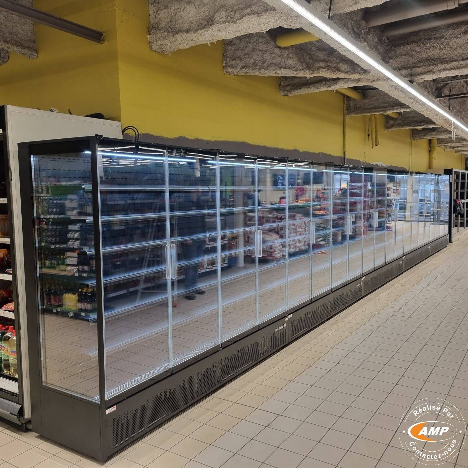 Une vitrine réfrigérée dans un centre commercial