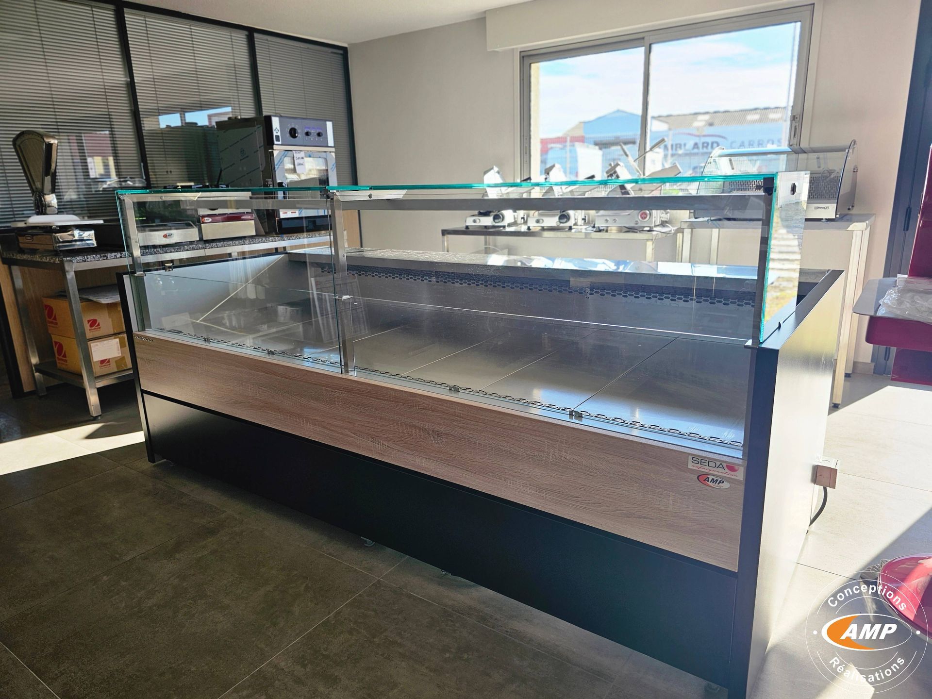 Une vitrine dans une fromagerie