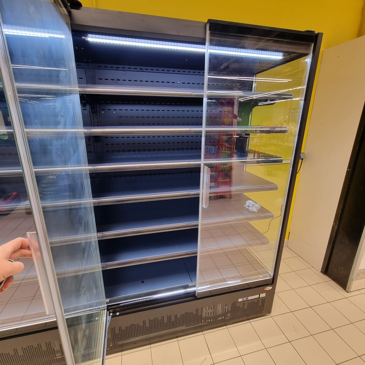 Une vitrine réfrigérée