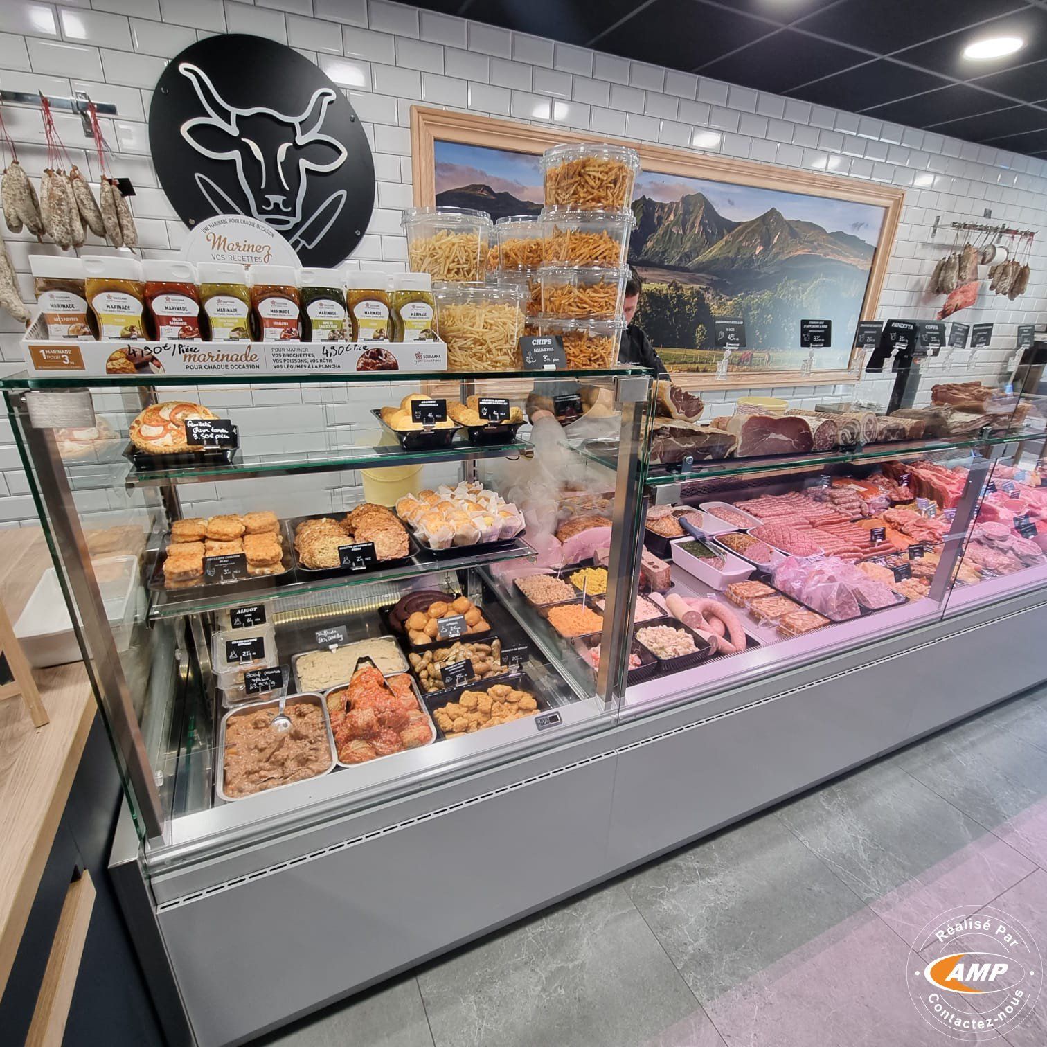 Une vitrine réfrigérée dans une fromagerie