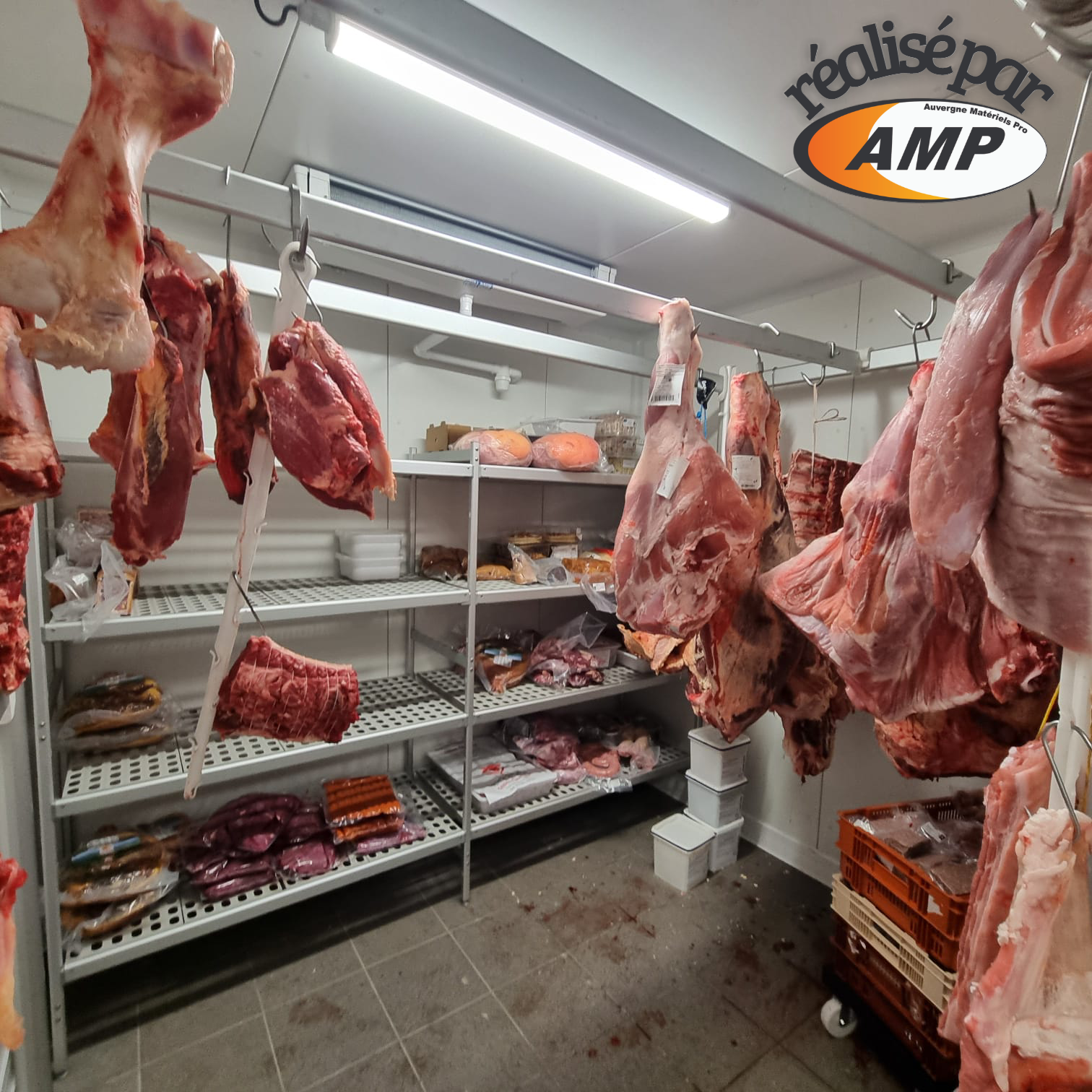 Des étagères dans une chambre froide