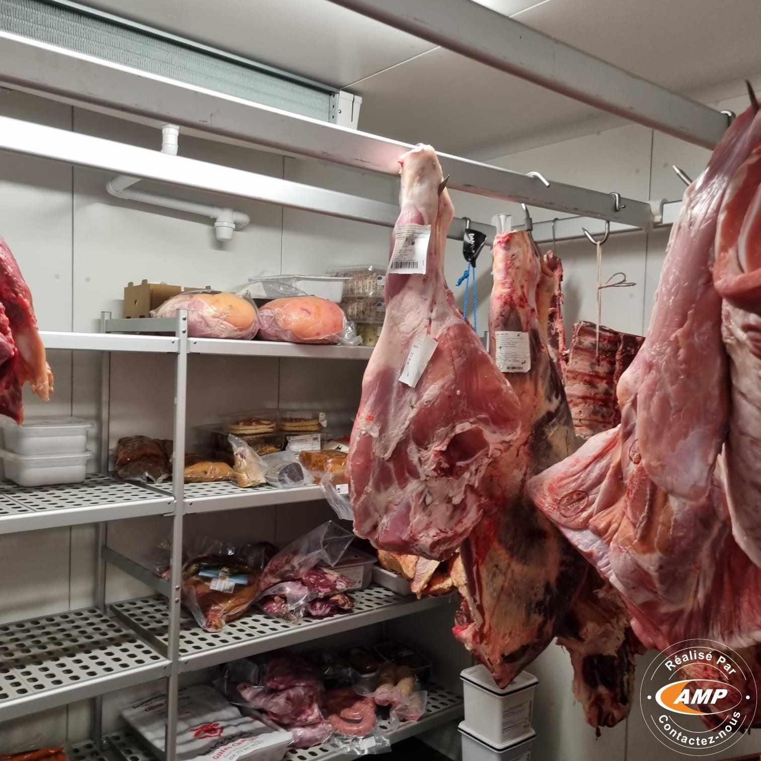 Des étagères dans une chambre froide