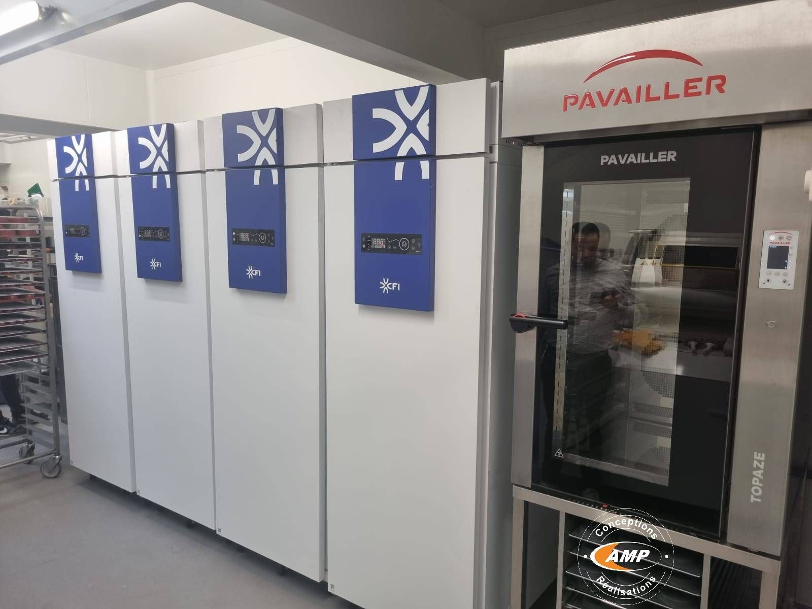 Un technicien dans une chambre froide