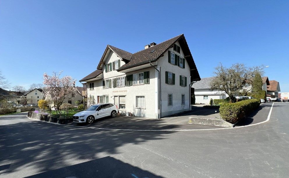 Ein leerer Raum mit Hartholzböden und einem Balkon.