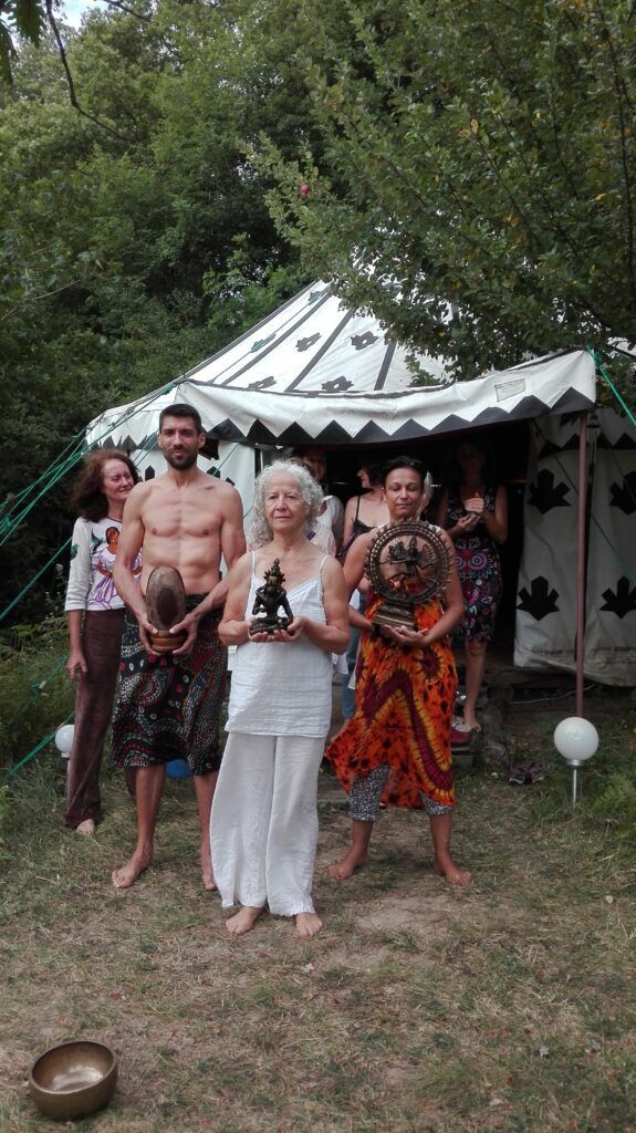 Le petit groupe pose devant la tente