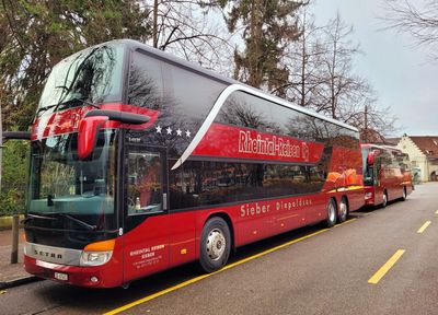 Unser Doppelstockcar und ein 51-Plätzer in St. Gallen.
