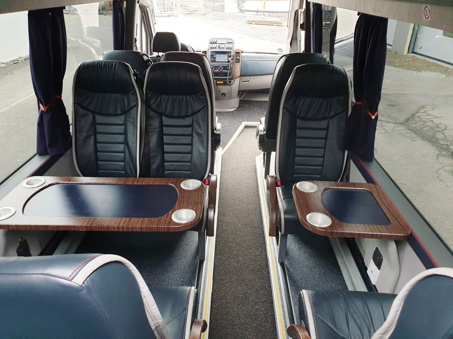 Tische bei den Sitzen