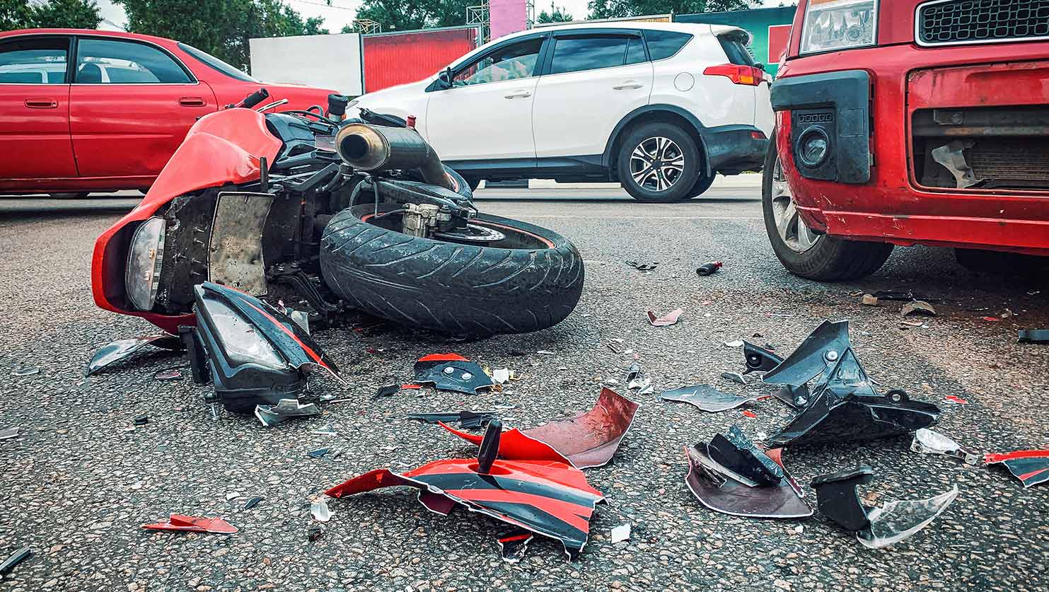 Une moto accidentée sur le bord de route