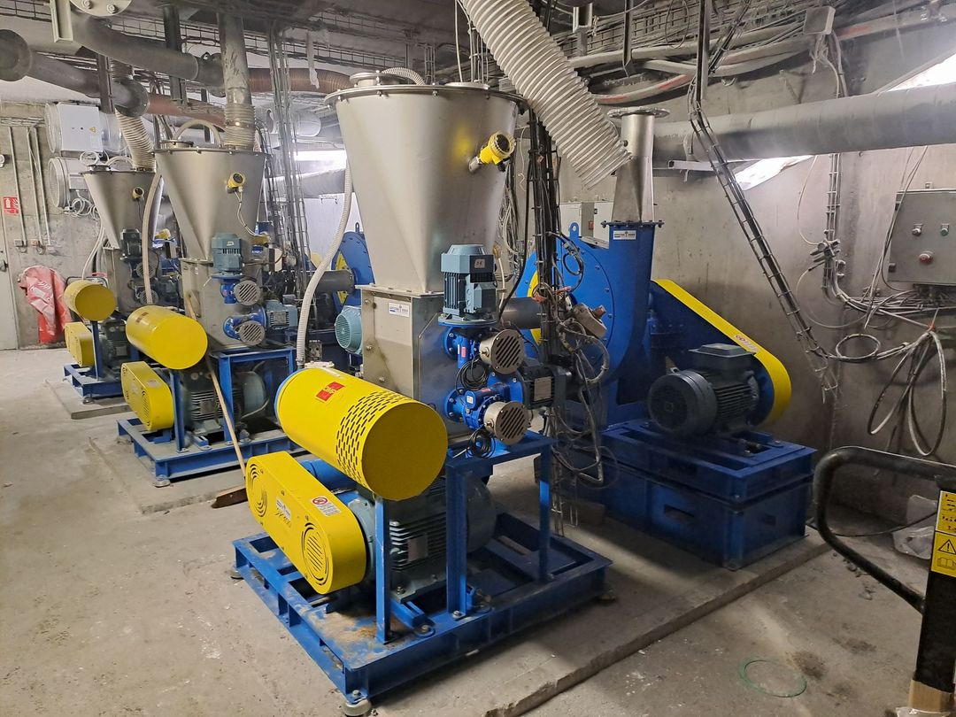 Une machine jaune et bleu