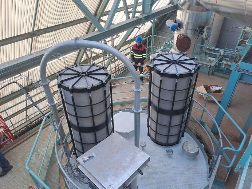 Un homme avec un casque bleu