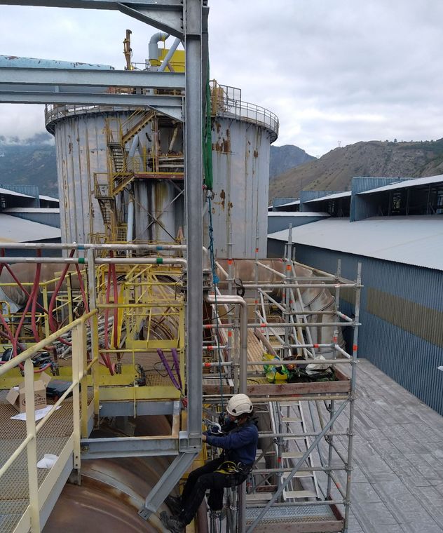 Un homme qui intervient sur un chantier avec une nacelle