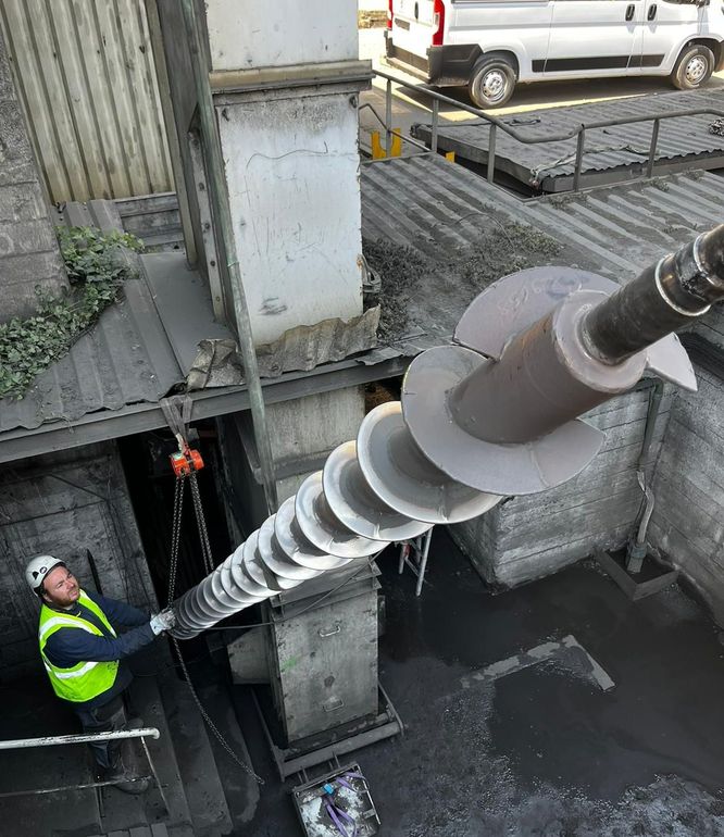 Un homme avec un casque blanc et un gilet jaune