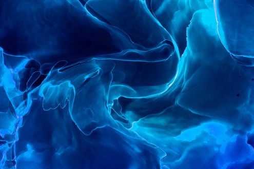 Abstrakte Fluid Art in Blau und Türkis mit wirbelnden Mustern und Lichteffekten.