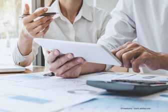 Zwei Personen bei steuerlicher Arbeit