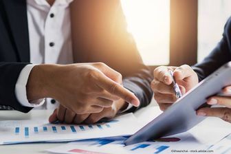 Zwei Personen bei steuerlicher Arbeit