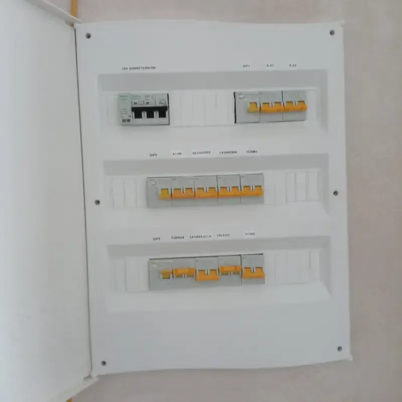 Panel de disyuntores eléctricos abierto con filas de interruptores y palancas naranjas.