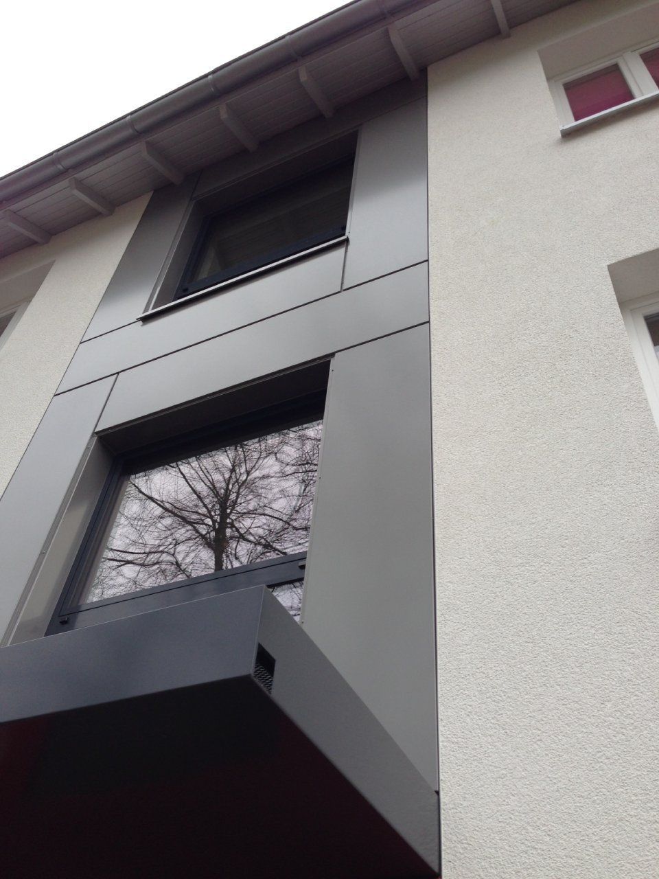 Eingang Mehrfamilienhaus Fenster