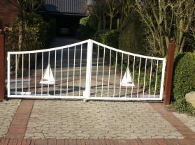 Autoauffahrt mit Gitter