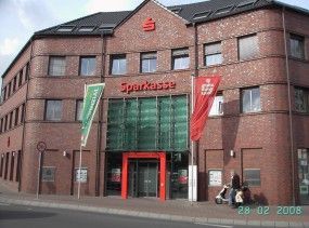 Eingang Sparkasse Backstein