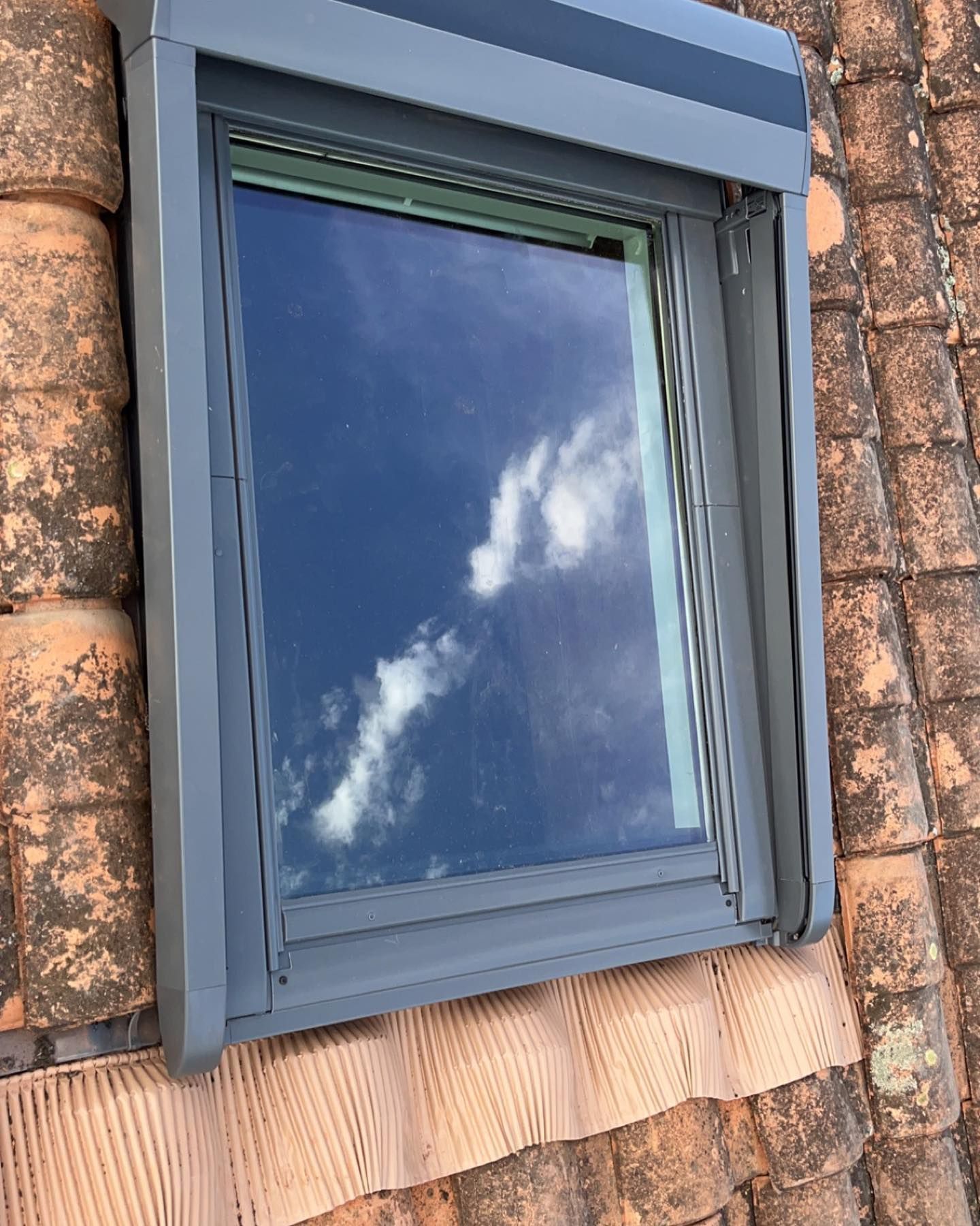 Pose d'une fenêtre de toit avec travaux de zinguerie