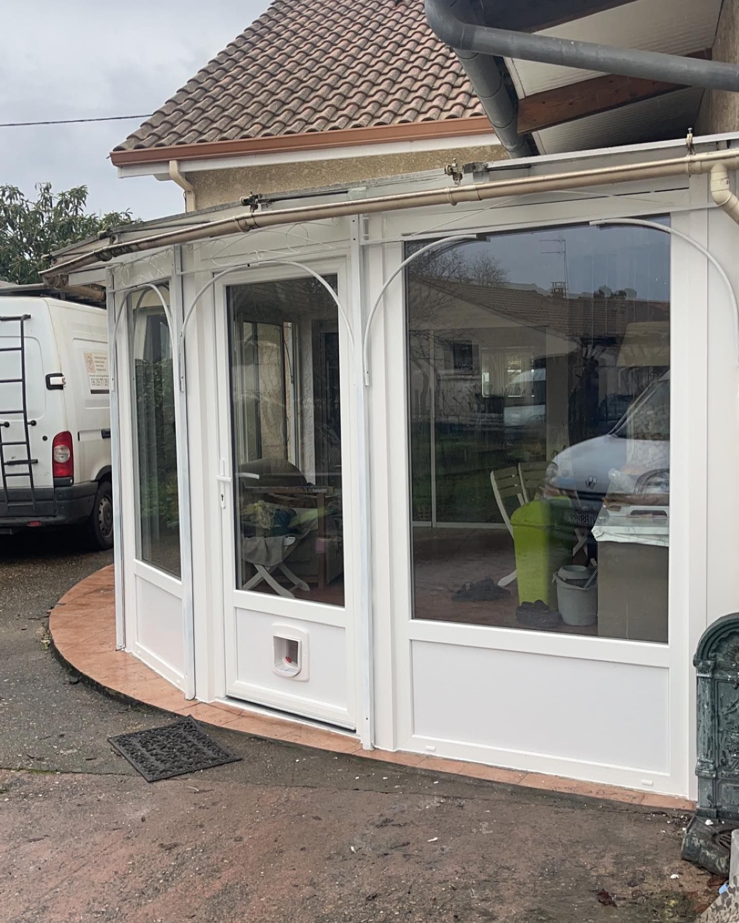 Extérieur de la véranda blanche terminée avec ossature en bois