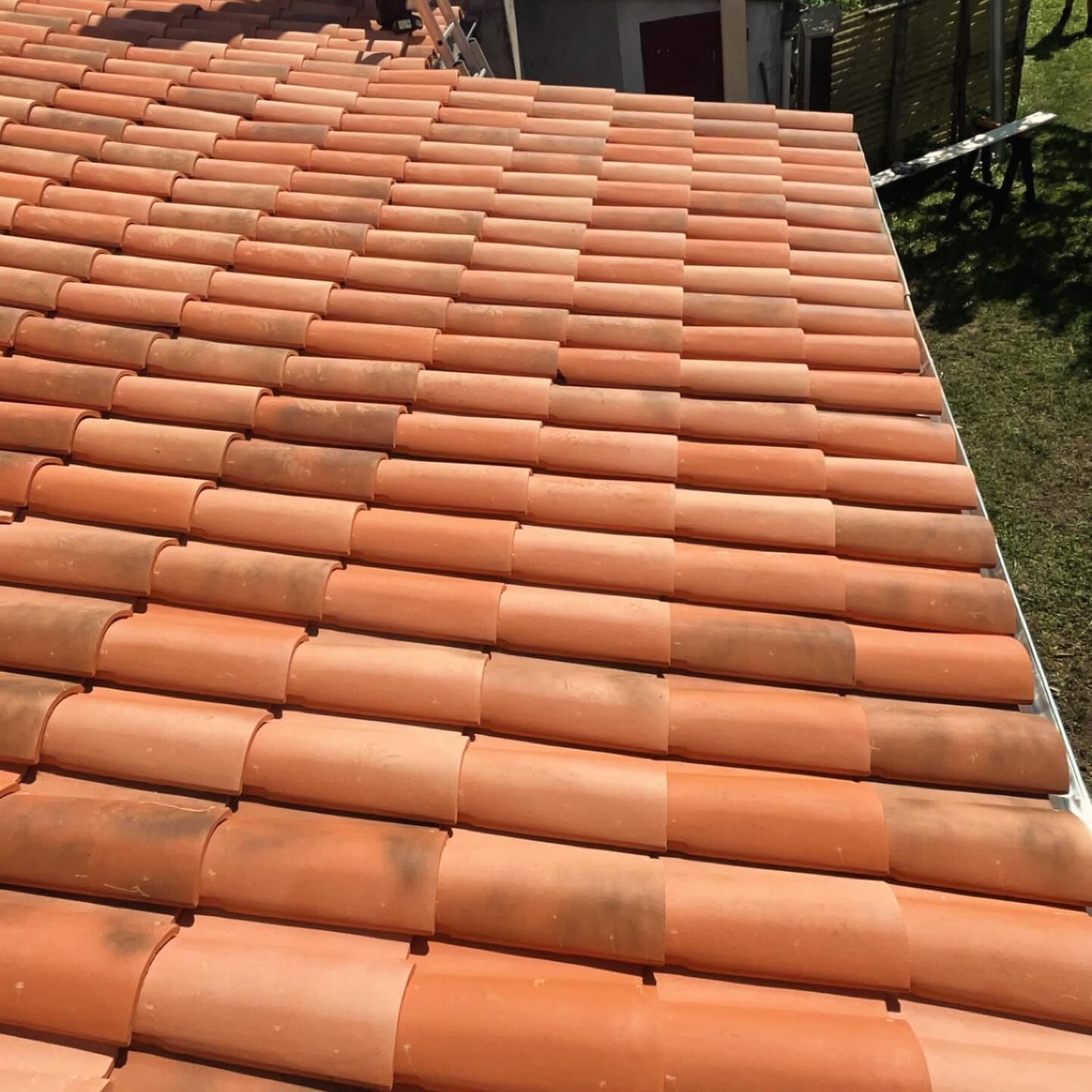 Pose de tuiles pour une toiture avec gouttière