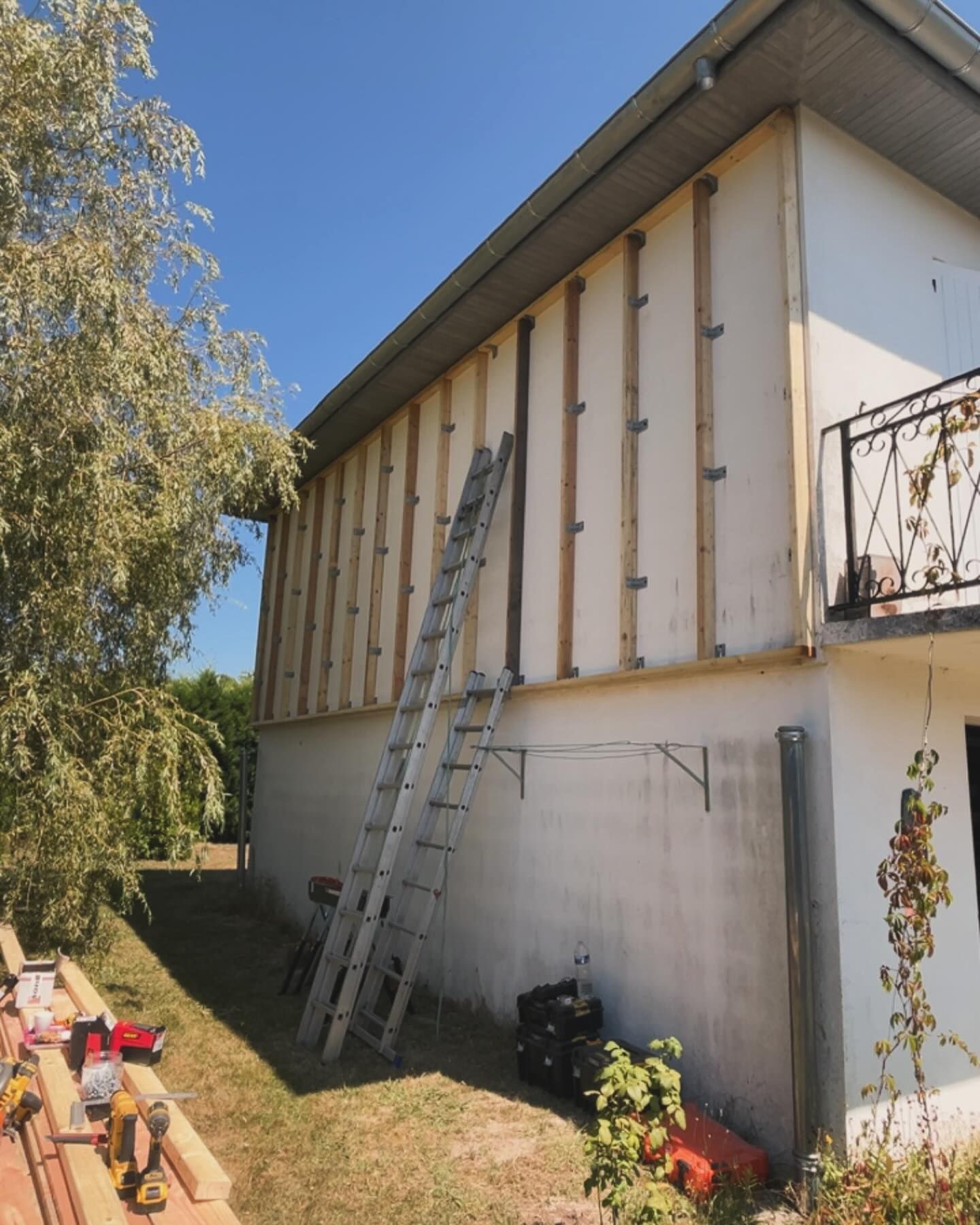 Début des travaux pour la pose de bardage le long d'une façade
