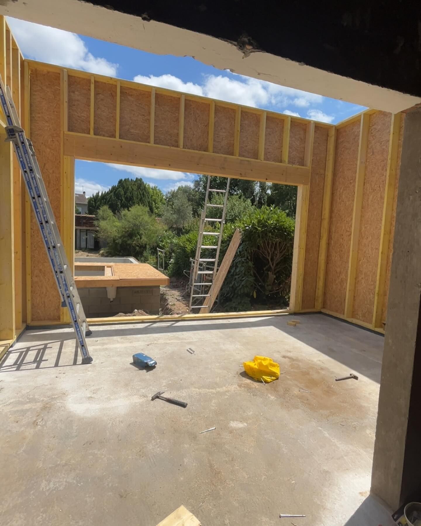 Ouverture pour une baie vitrée dans une maison à ossature en bois en cours de construction