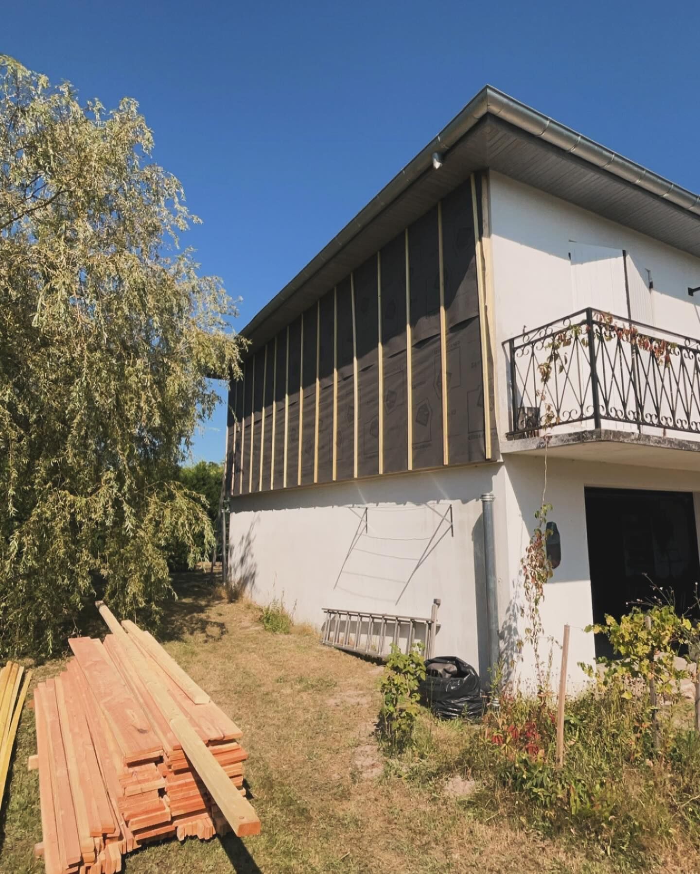 Pose de pare-pluie et des bandes d'étanchéité le long de la façade