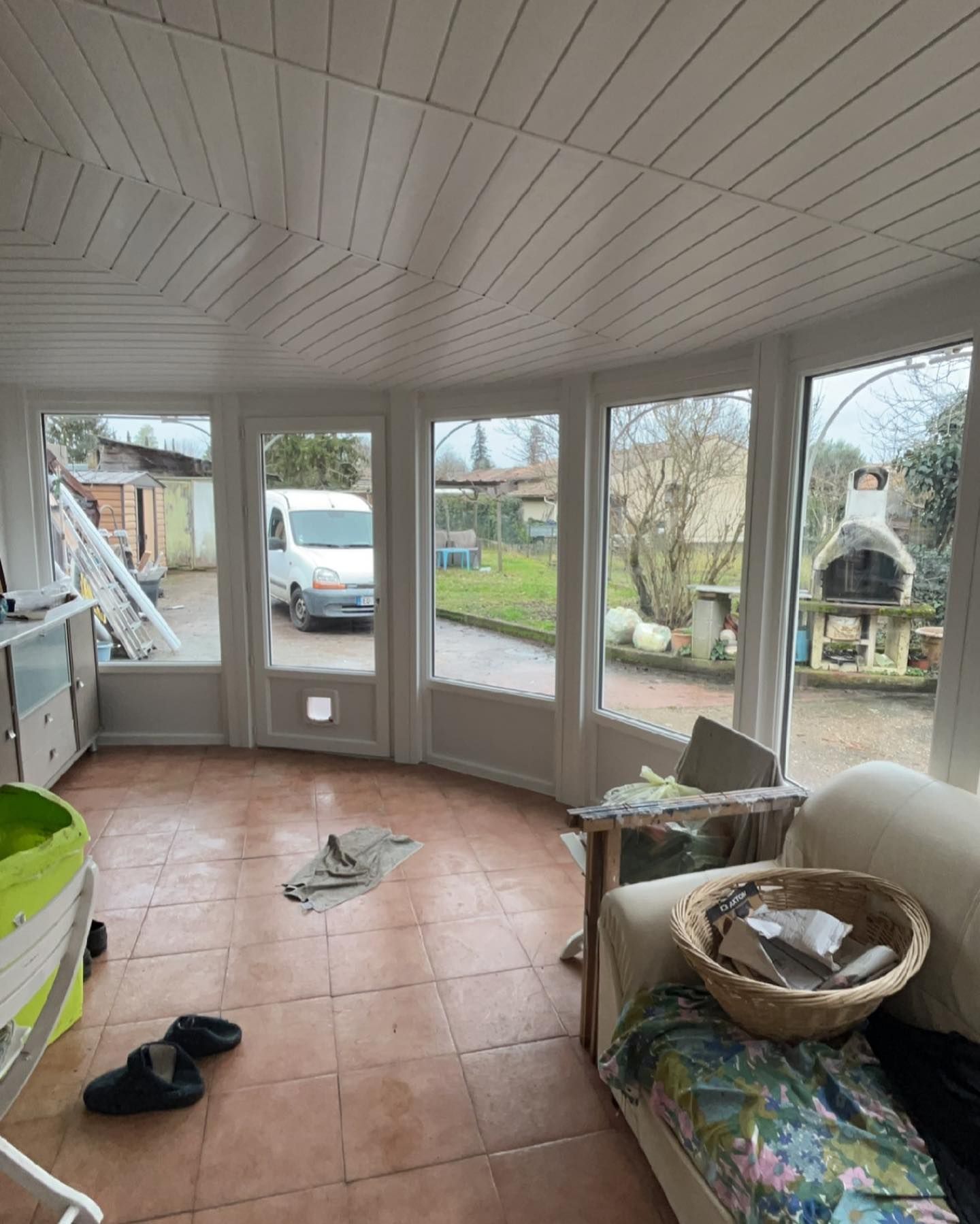 Véranda terminée avec des fenêtres blanches en PVC