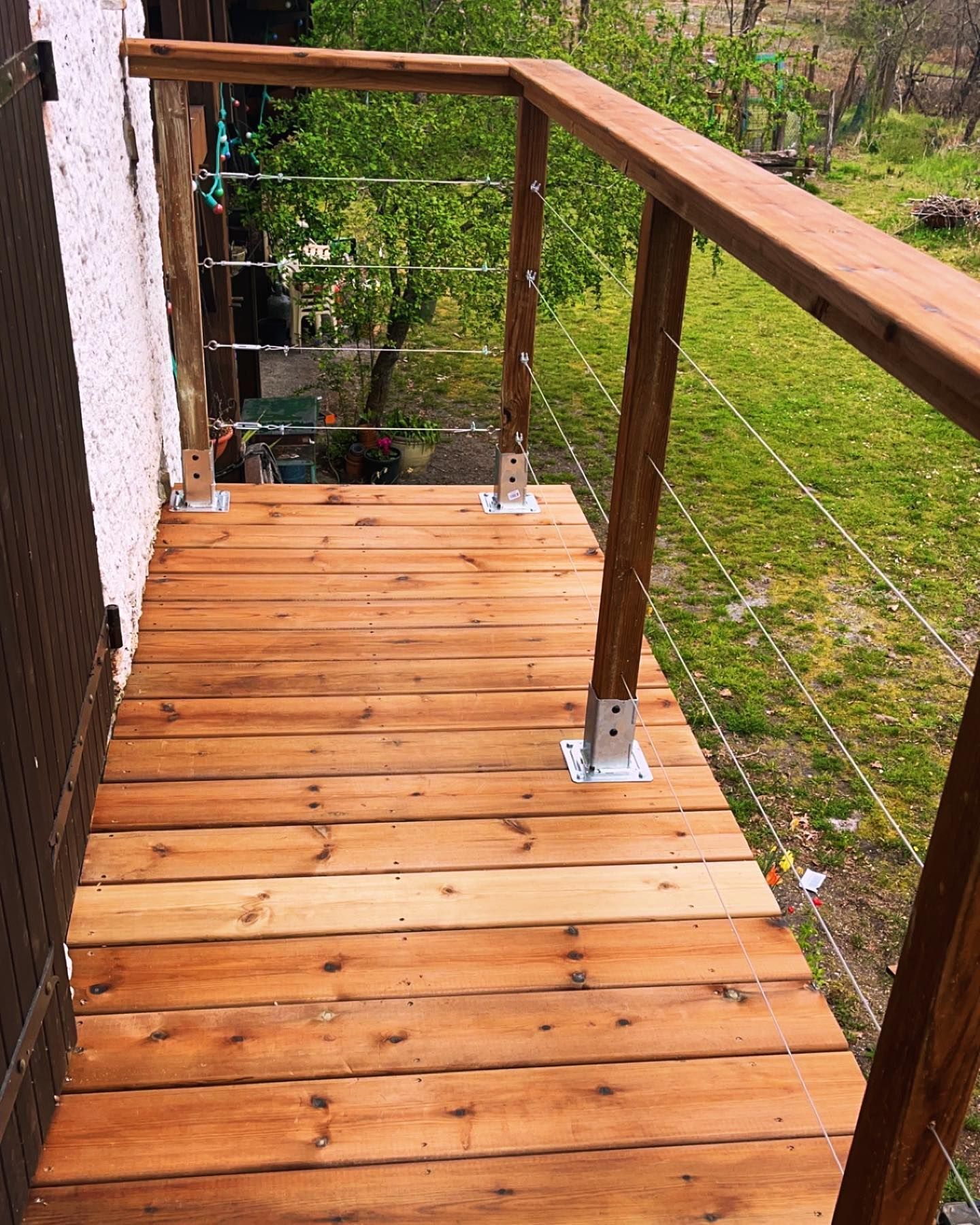Balcon en bois avec garde-corps sur mesure et des fils métalliques