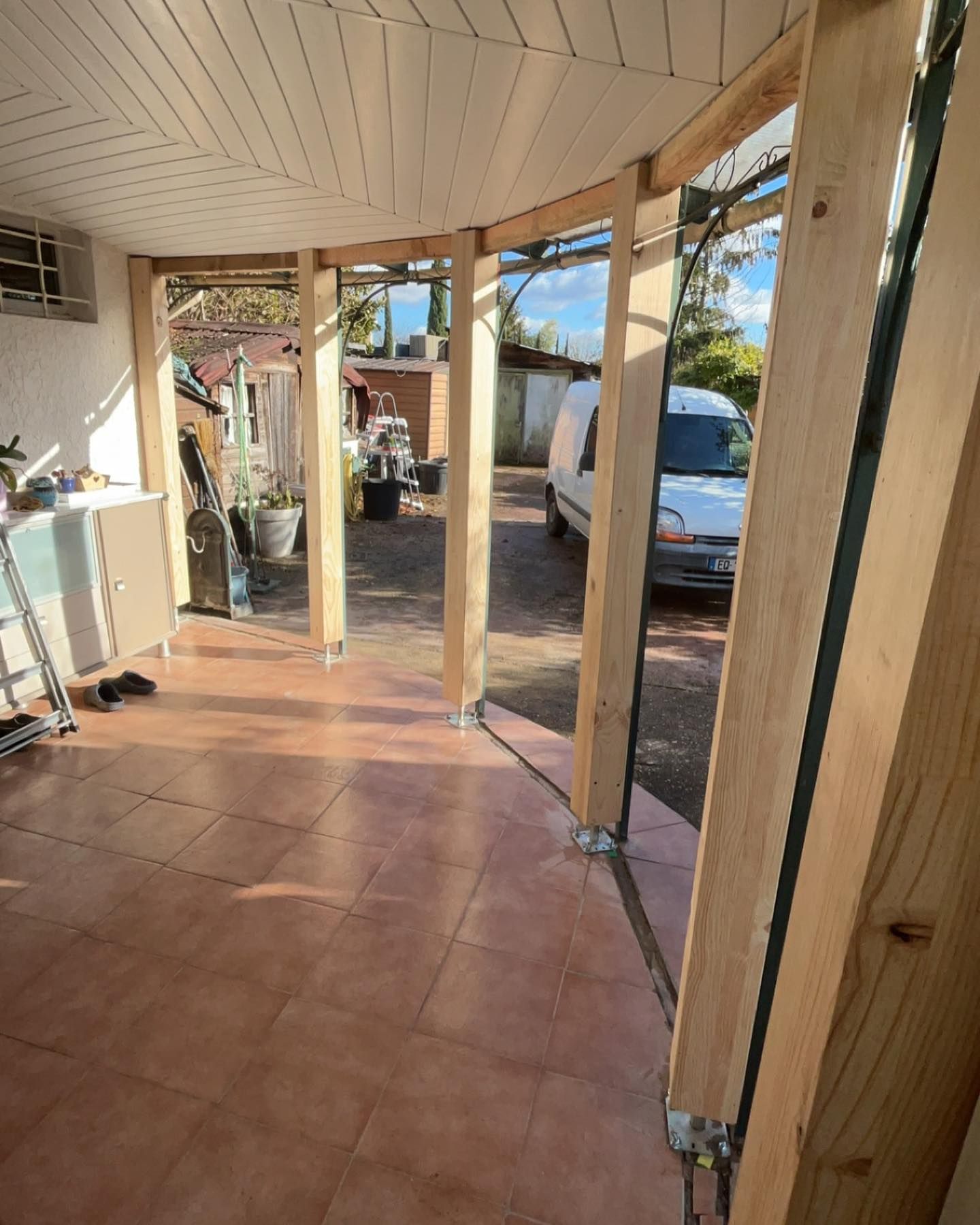 Début des travaux pour une véranda sur mesure avec des colonnes en bois