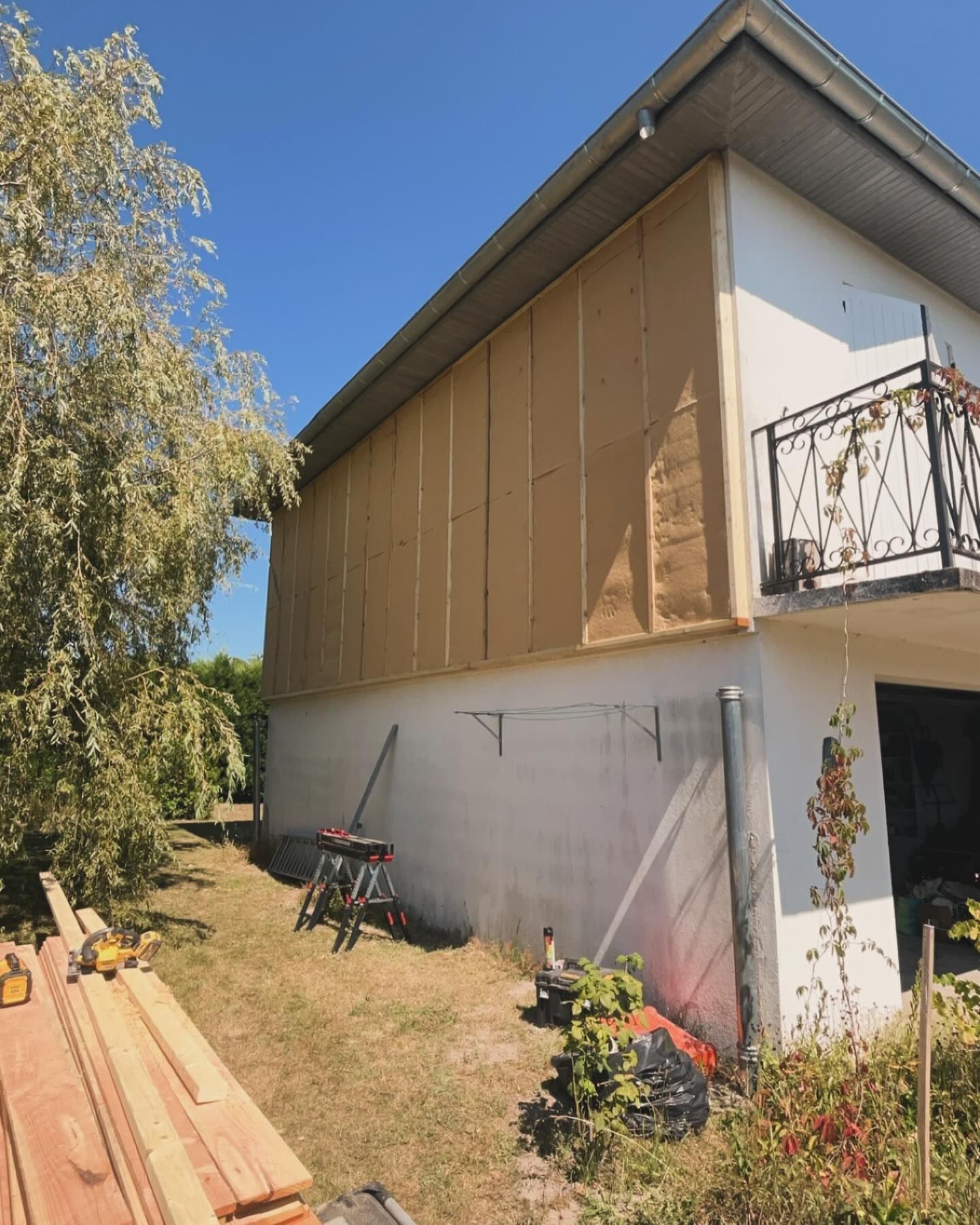 Pose de l'ossature en bois traitée sur la façade