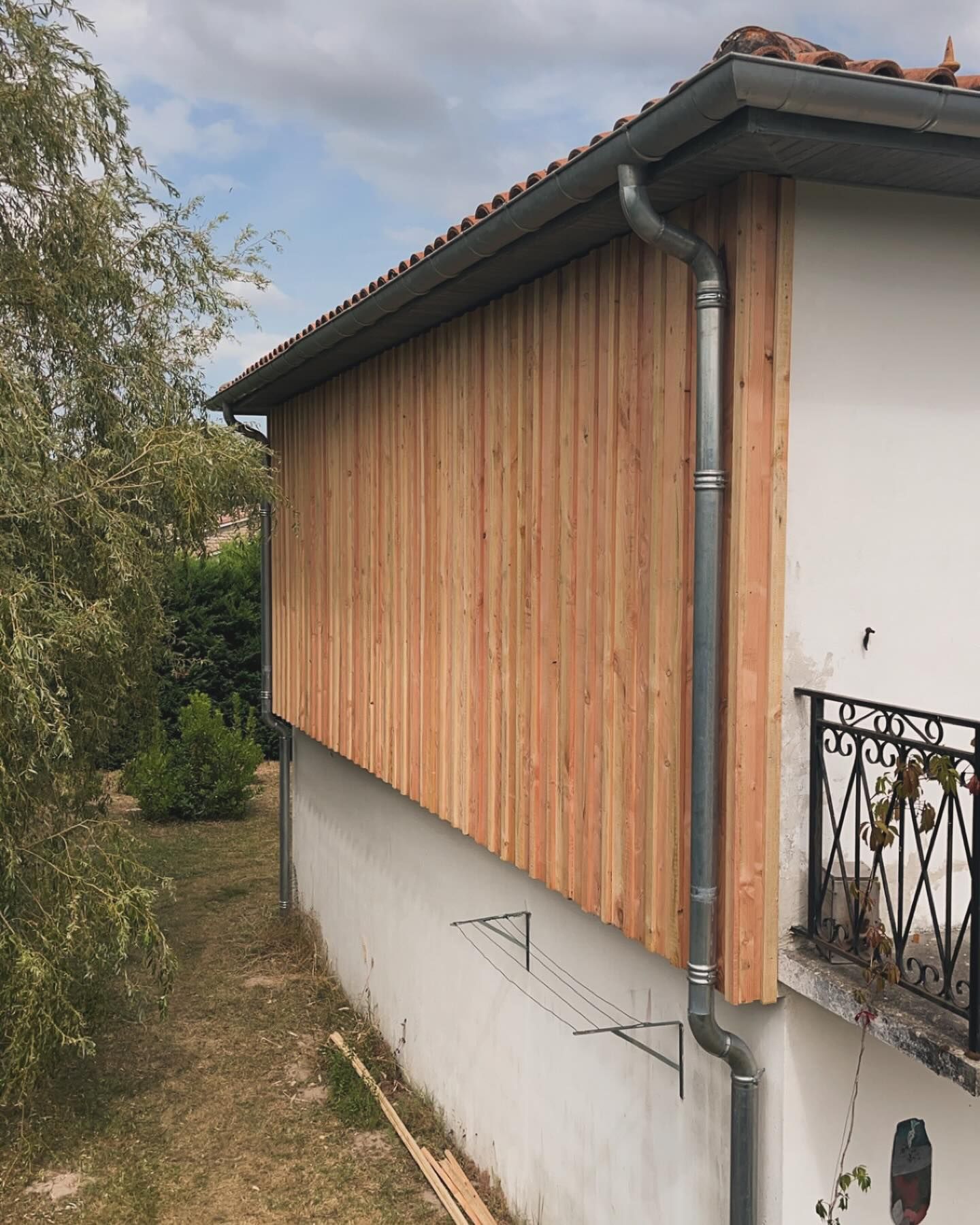 Bardage en bois sur la façade d'une maison