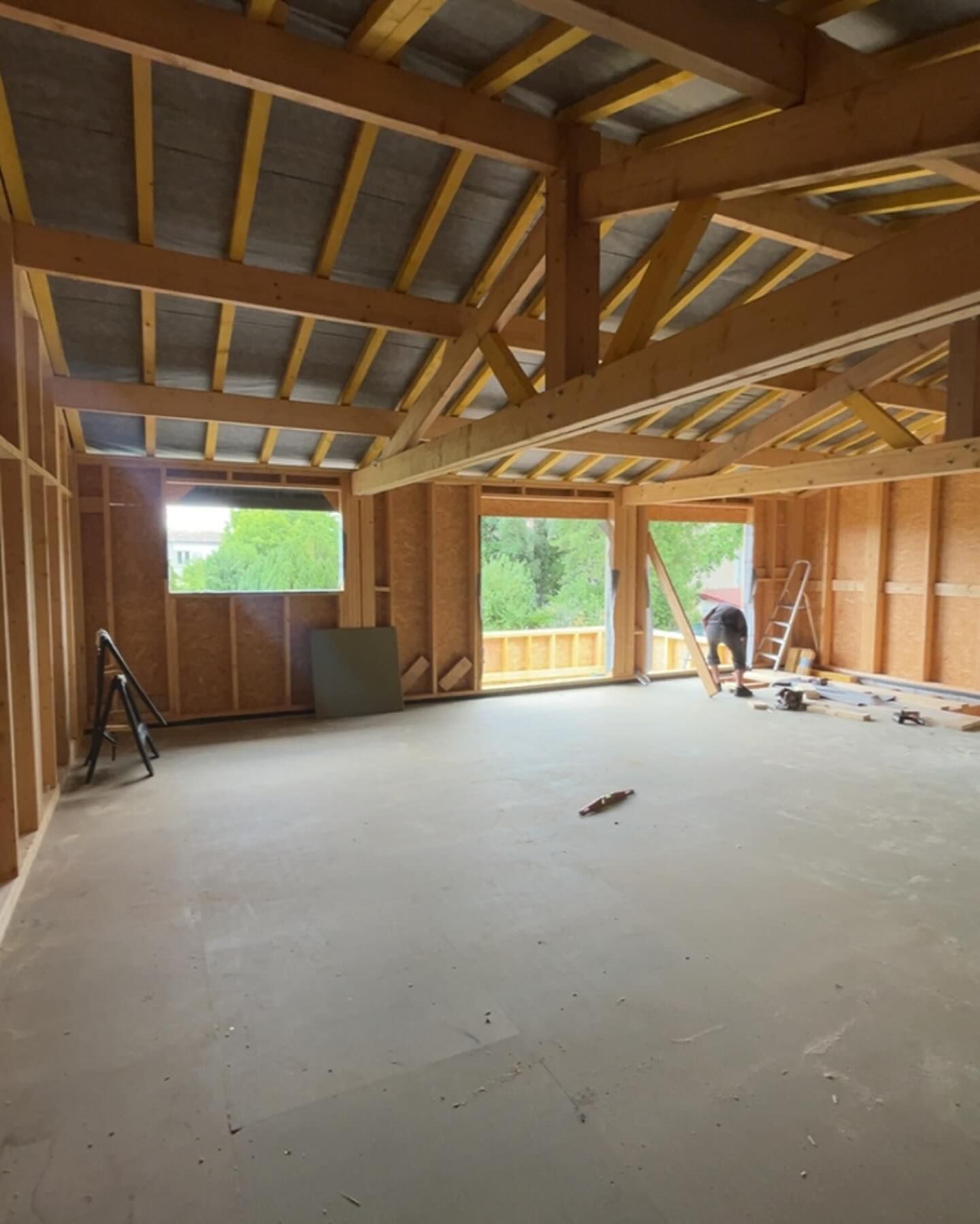 Construction d'une maison à ossature en bois en cours avec du sol en béton armé