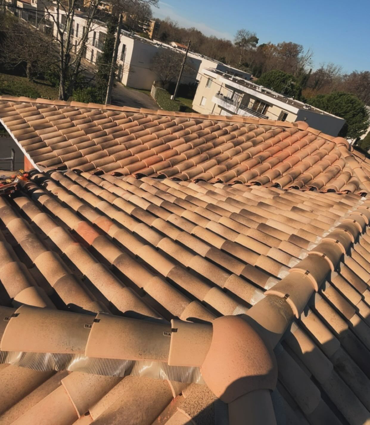 Autre toiture en tuiles entièrement rénovée, avec faîtages en tuiles