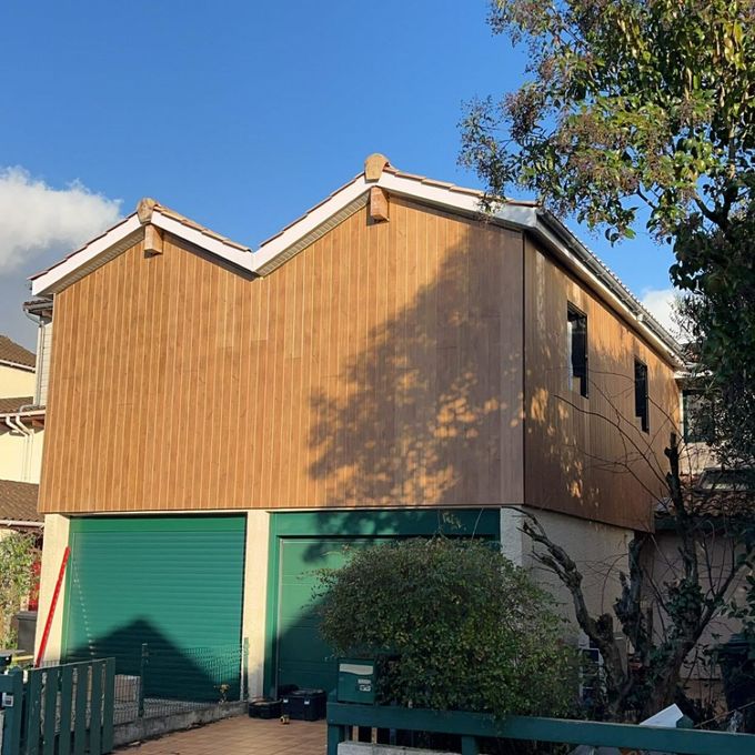 Bardage en bois sur toutes les façades d'une maison surélevée