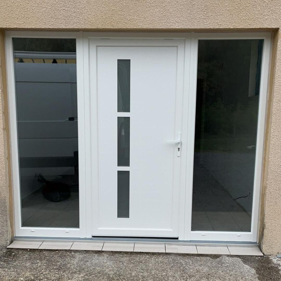 Pose d'une porte d'entrée en PVC entre deux vitres