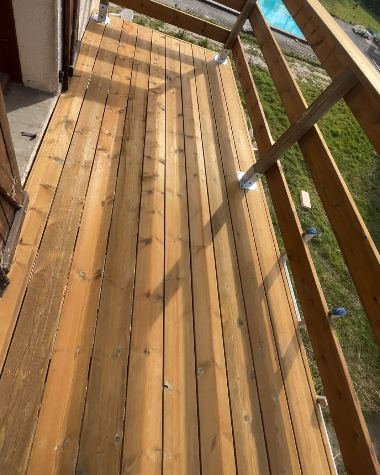 Terrasse en bois avec un garde-corps en bois sur mesure
