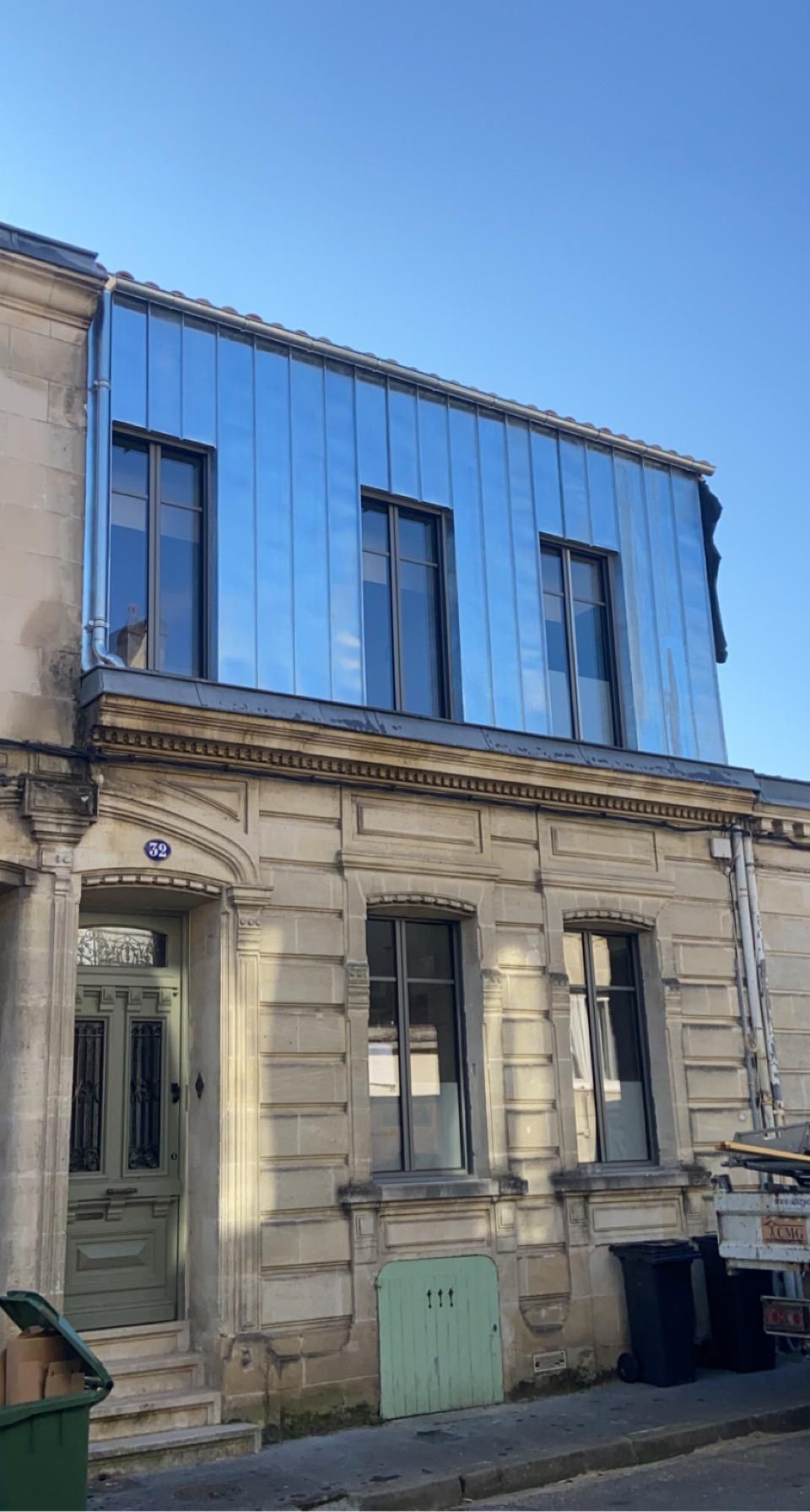 Surélévation d'un étage avec une base en bois et un bardage en zinc