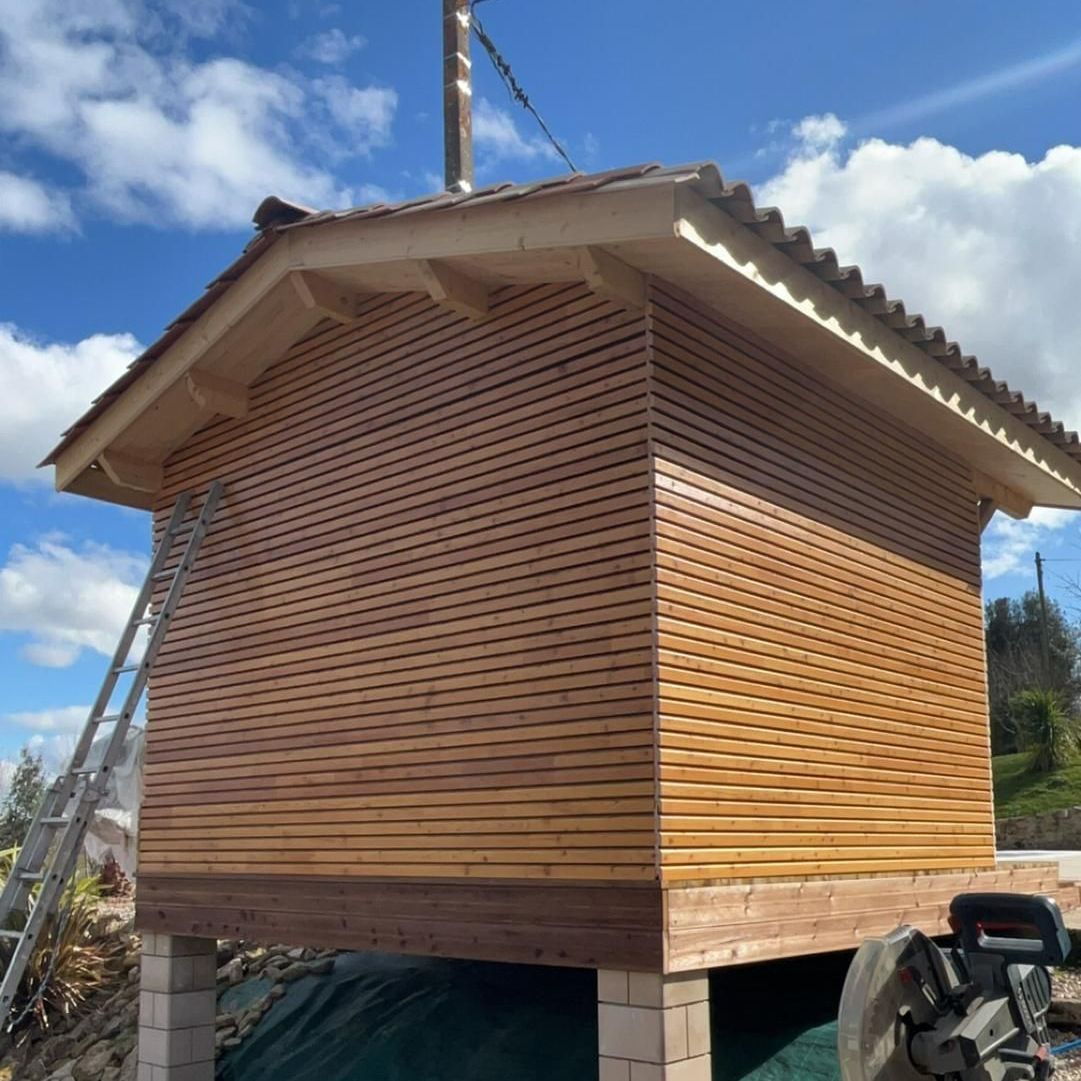 Construction d'une structure en bois avec toit en tuiles