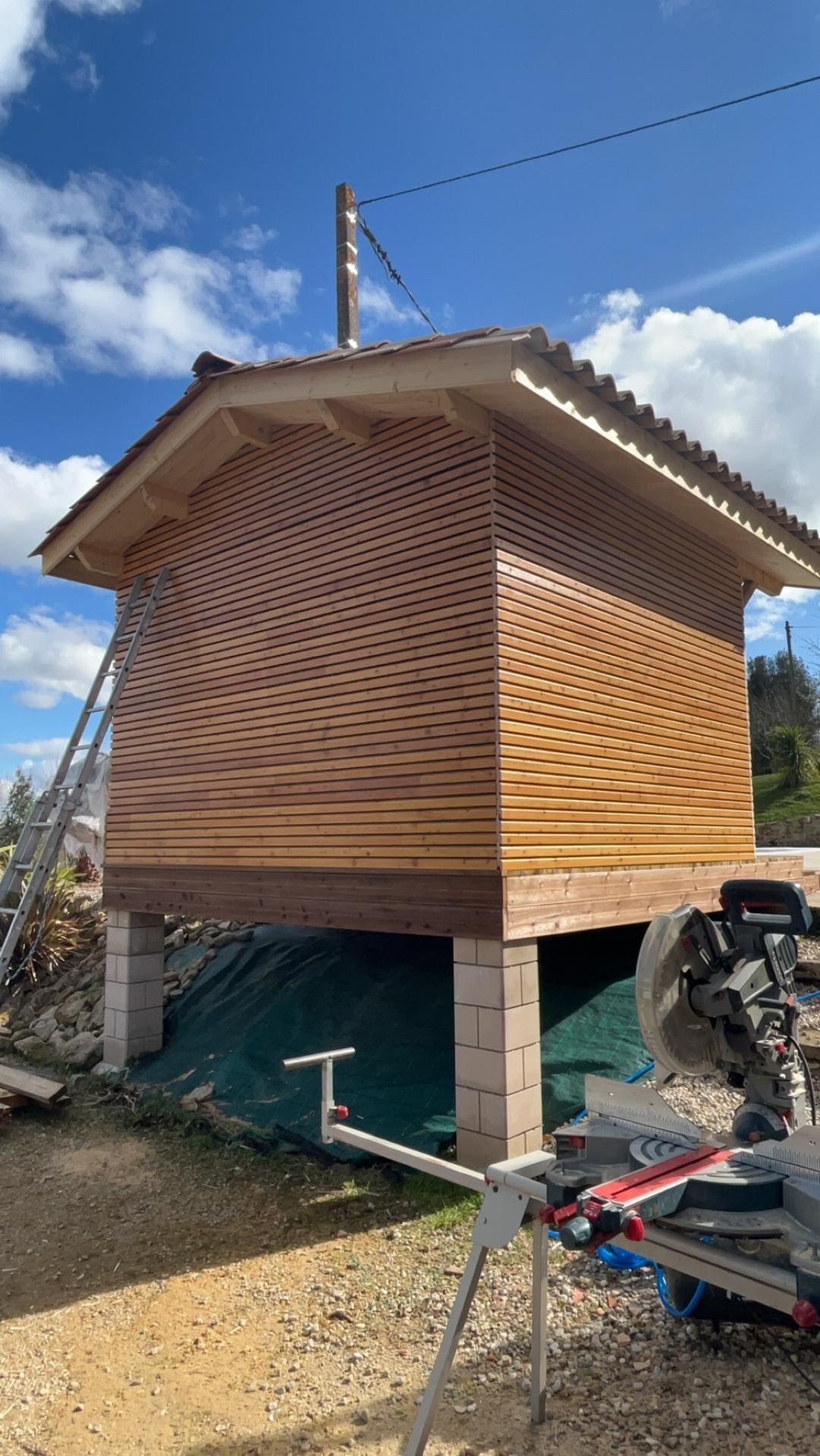 Surélévation d'une maison à ossature en bois sur des pylônes en parpaing