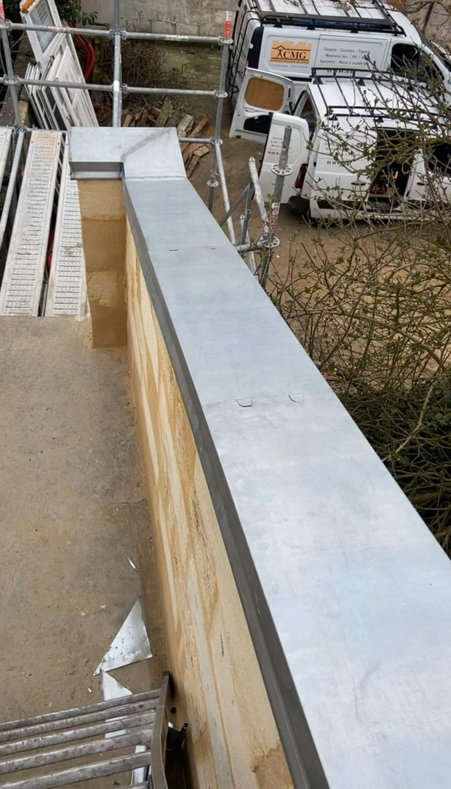 Pose de solin pour un mur de toit