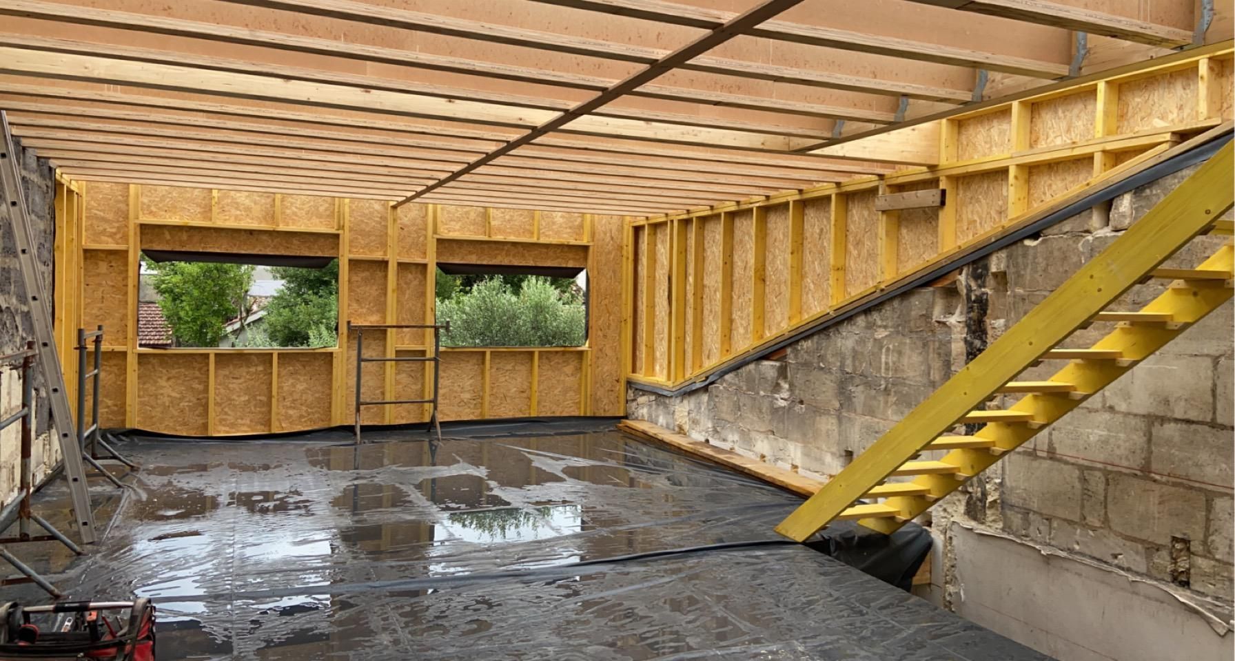 Charpente fermette dans une maison à ossature en bois en construction