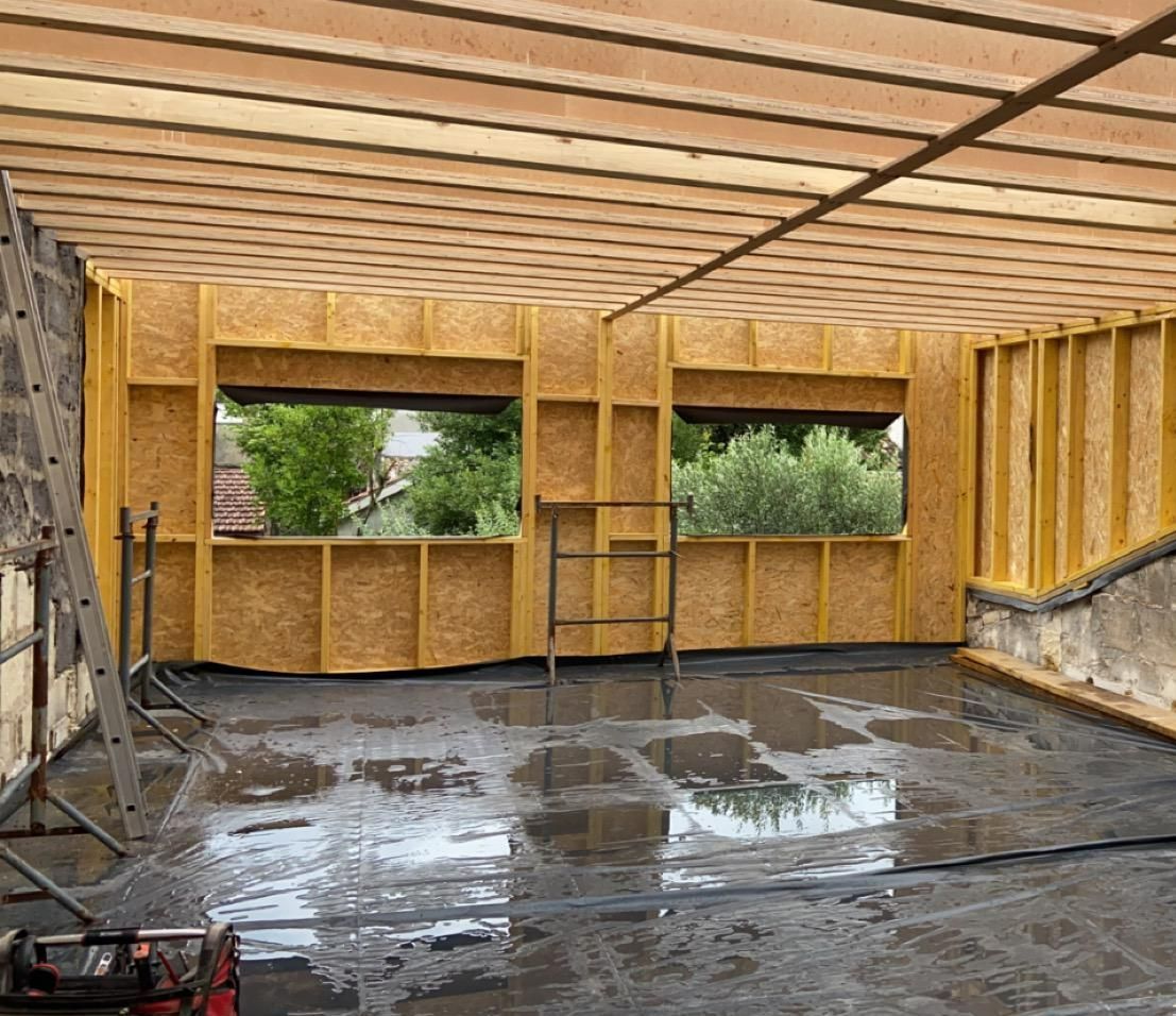 Construction en bois d'un cabanon avec porte en PVC