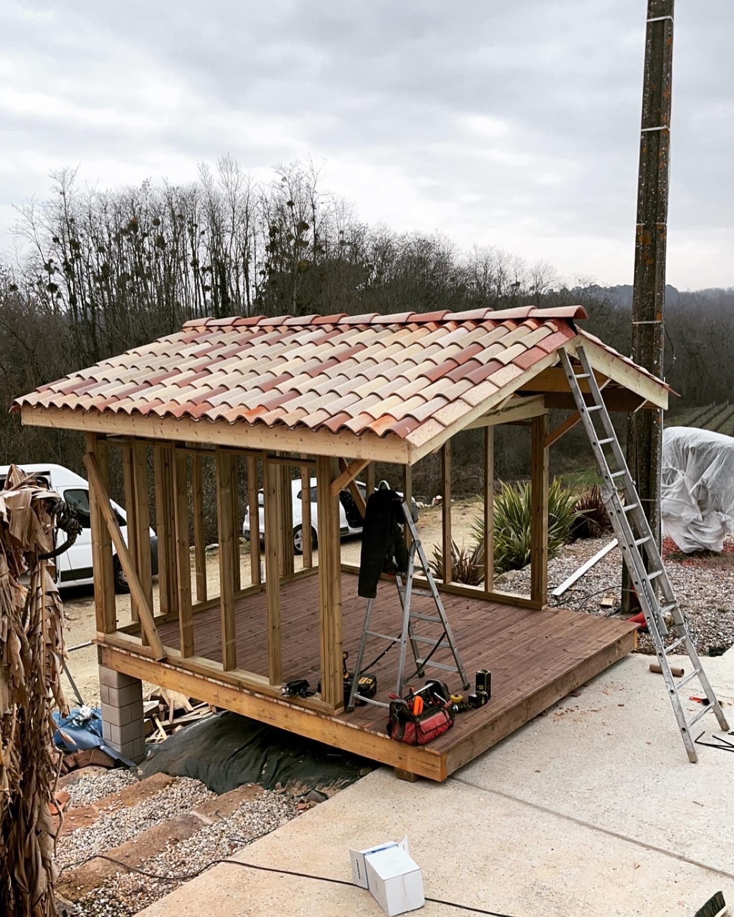 Construction d'une maison à ossature en bois avec un toit en tuiles