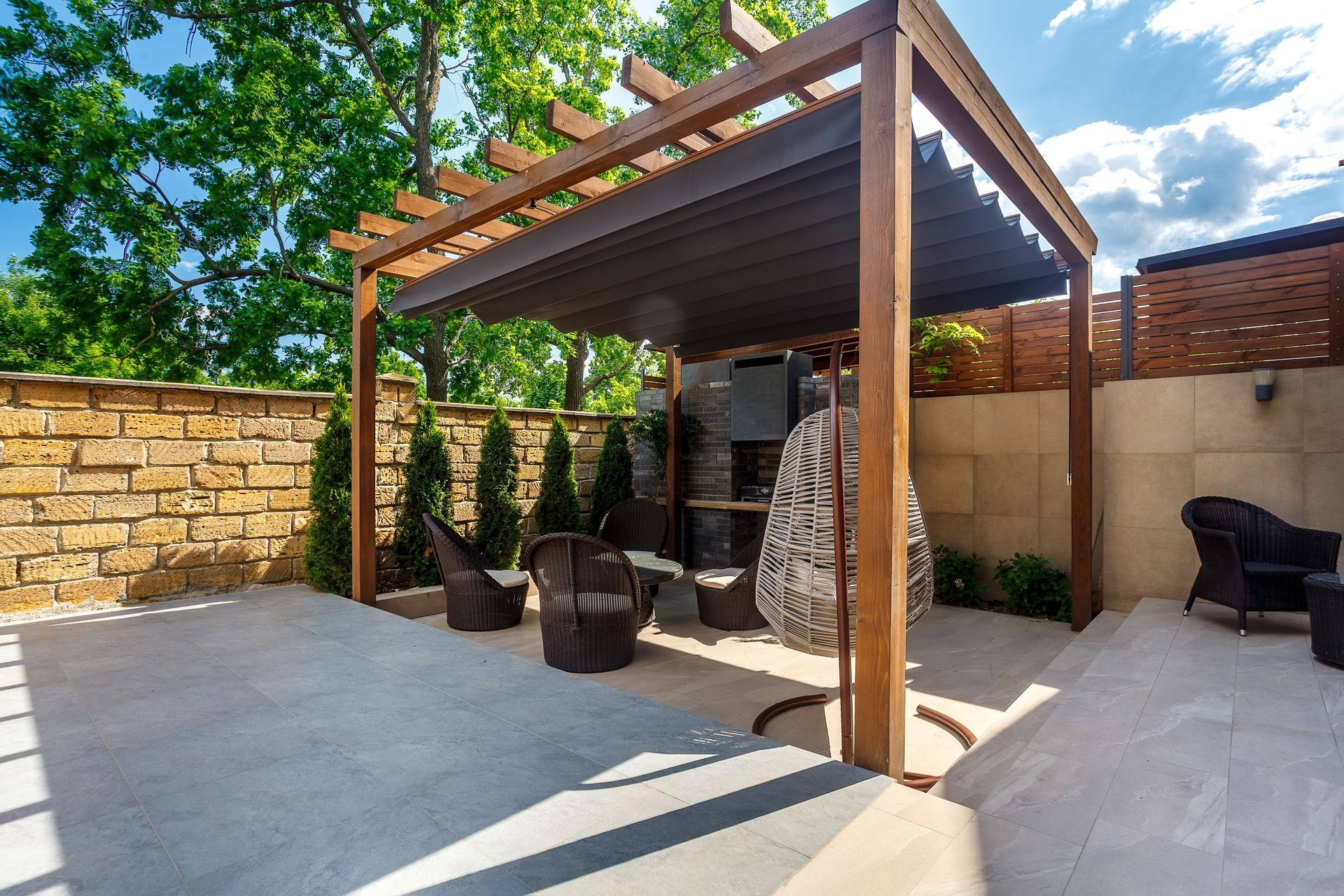 Pergola en bois avec un store sombre sous les poutres