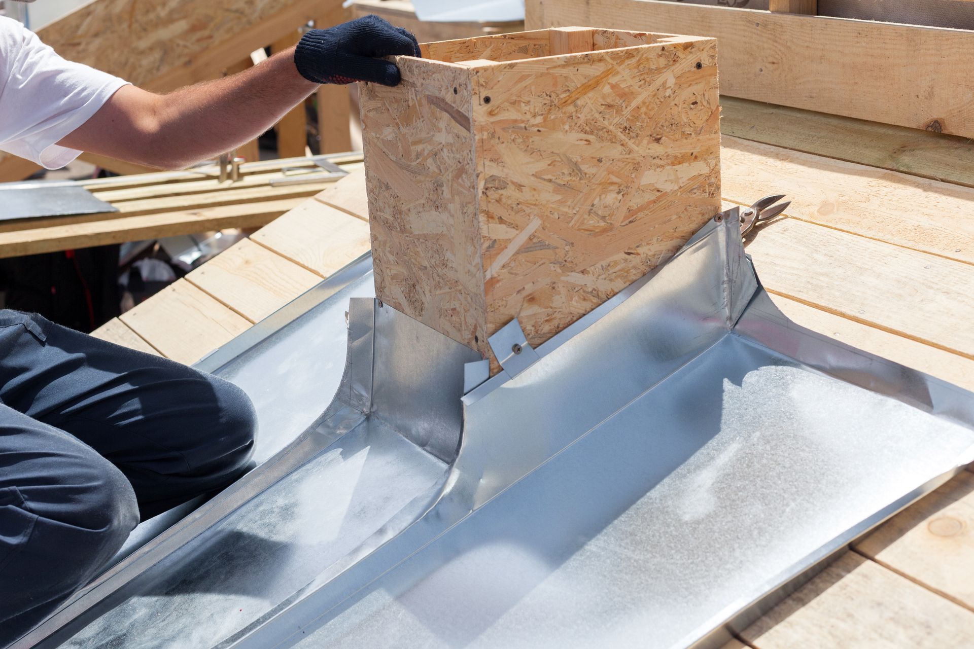 Travaux de zinguerie pour protéger la base d'une cheminée